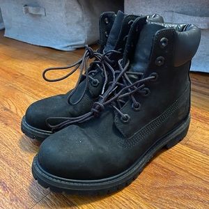 Women’s black timberlands size 6